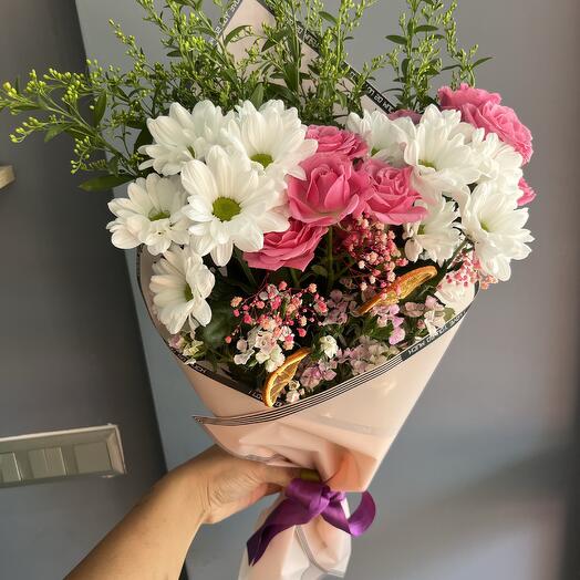 Beyaz papatya pembe gul