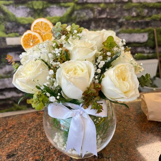 Cam Fanusta 9LU Beyaz Gul Aranjmanı