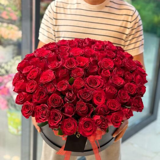 Red roses in black box