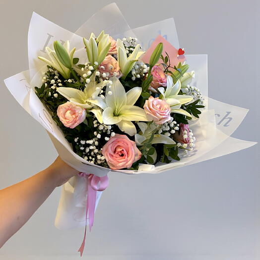 Beyaz lilyum ve pembe guller