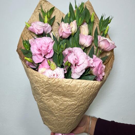 Kraft kâğıdında pembe lisyantus