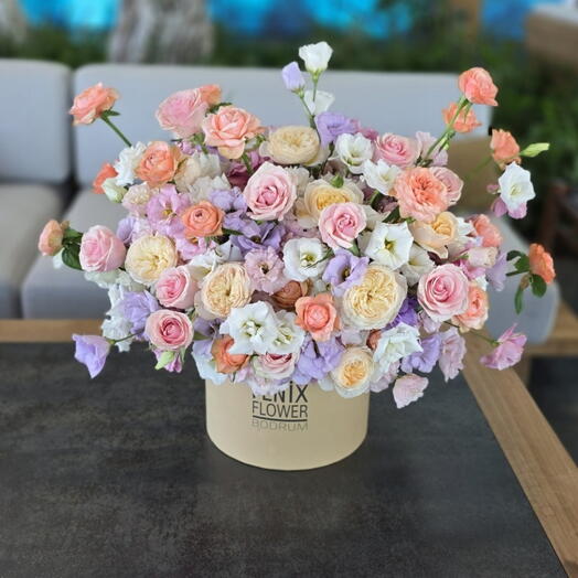 Eustomias ve renkli guller içeren kutu