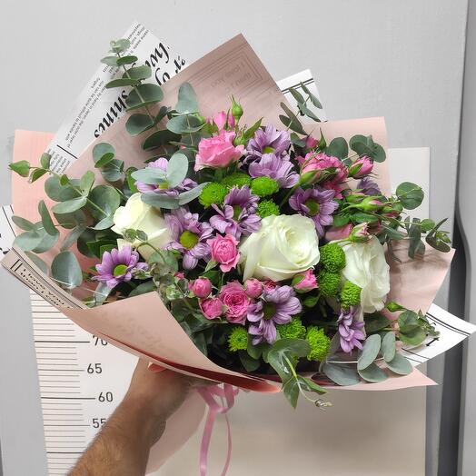 Yaz ruyası buketi vyaz guller pembe çardak guller, papatya ve yeşil krezentab