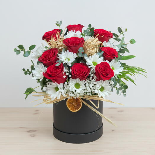 Kutuda kırmızı gul ve papatyalar