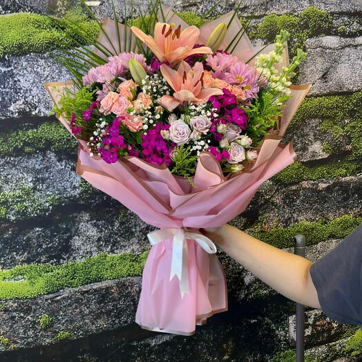 💐 Lila   Pembe Aşk Buketi – Zarafetin Üçgen Formu 🌸