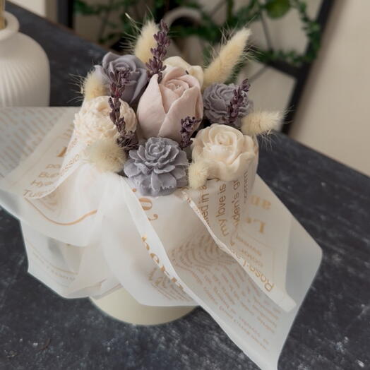 Mor ve beyaz sabunda cicek box