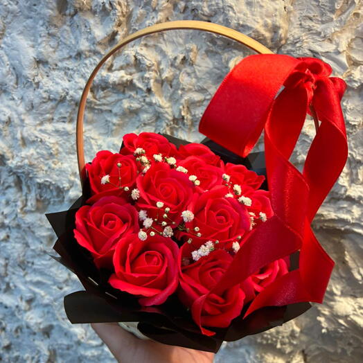 Корзина с искусственными цветами