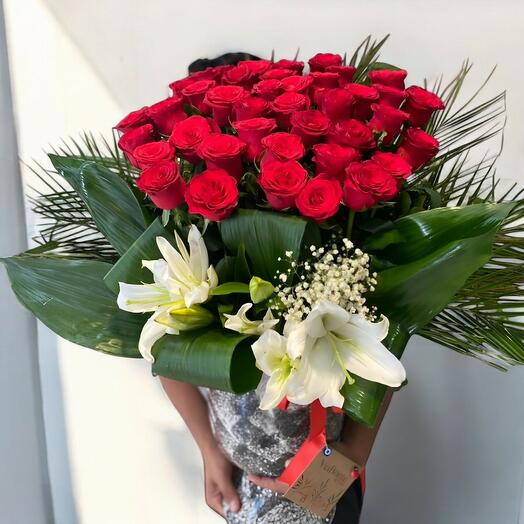 41 Adet Rodos Gul ve Kar Beyaz Lilyum Buketi