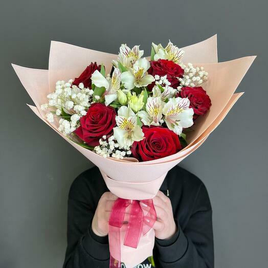 Kırmızı Guller ve Beyaz Alstroemeria