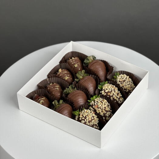 Kuruyemişli sütlü çikolataya batırılmış çilekler ve hurmalar