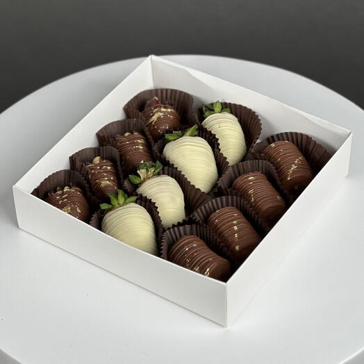 Sütlü ve beyaz çikolata kaplı çilekler, hurmalar ve muz