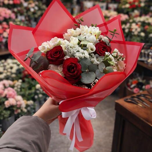 🌹 Kırmızı Gul   Beyaz Frezya Buketi | Aşkın En Zarif Hali ️