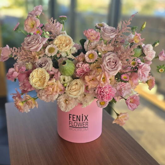 Farklı renklerde bir kutu