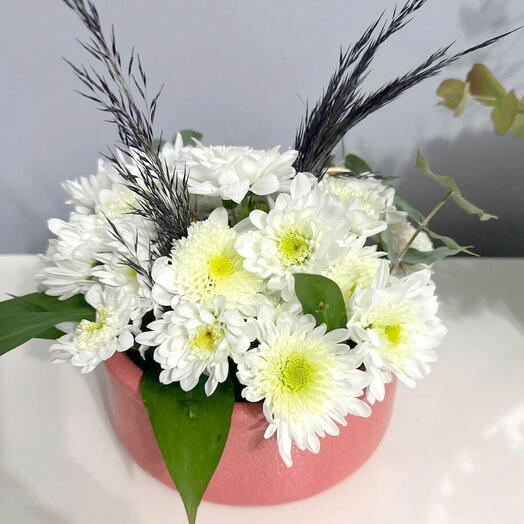 Pembe dekoratif vazoda papatya