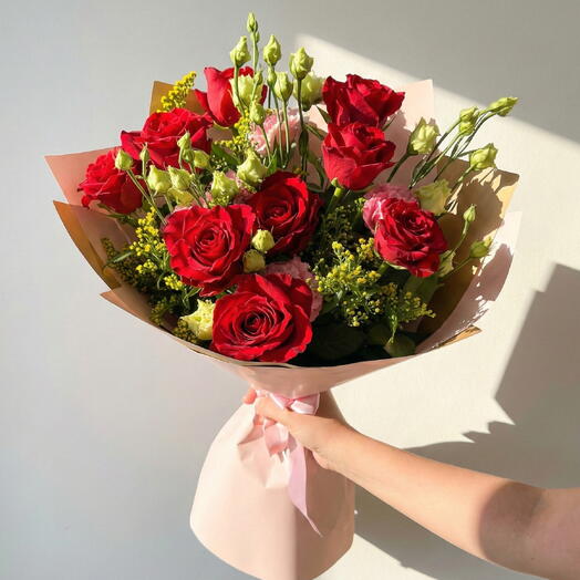 Lisianthus ve Kırmızı Gul Buketi