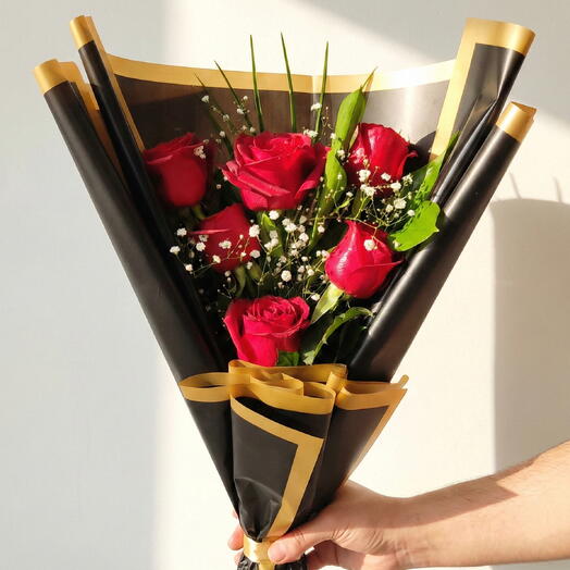 Black and Gold Detailed 7-Piece Red Rose Bouquet