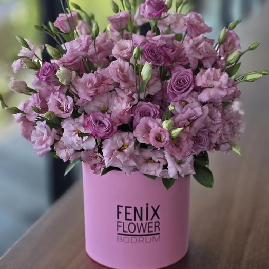 Pembe bir kutu çiçek