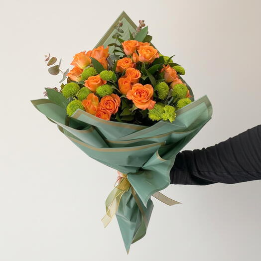 Yeşil biçme turuncu çardak gul buketi