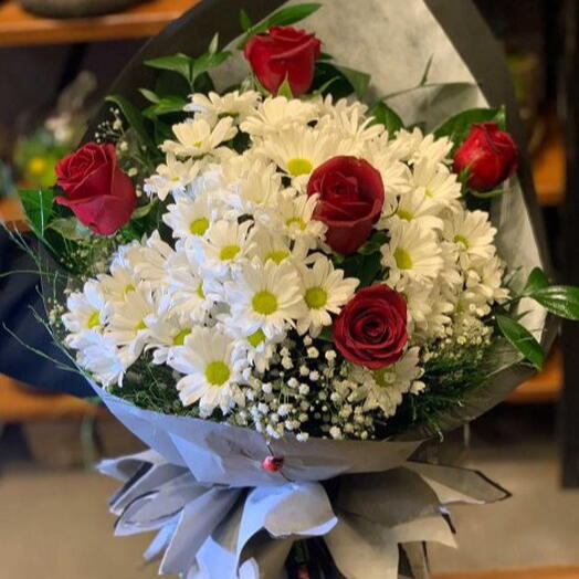 Beyaz papatya ve Guller