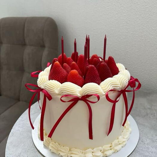 Çilek detaylı vintage pasta 4/6 kişilik