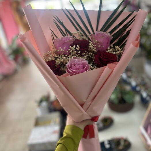 Pembe ve Kırmızı Gullerin Romantik Uyumu