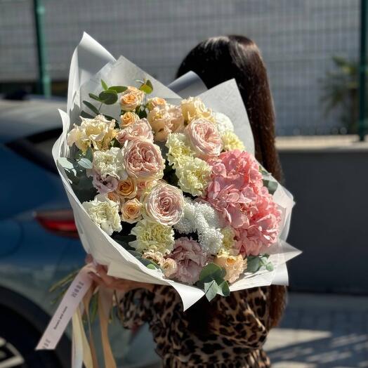 Ortanca ve güller ile buket