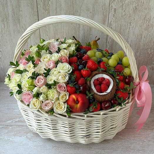 Çiçeklerle ve meyveli sepet