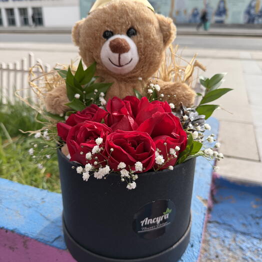 Kutuda ayıcık ve kırmızı gul