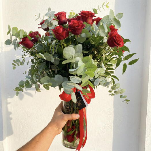 Vazoda kırmızı gul aranjmanı