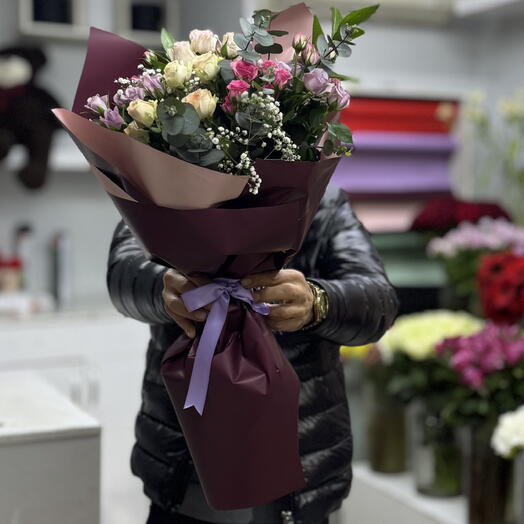 Mixed-color climbing rose bouquet