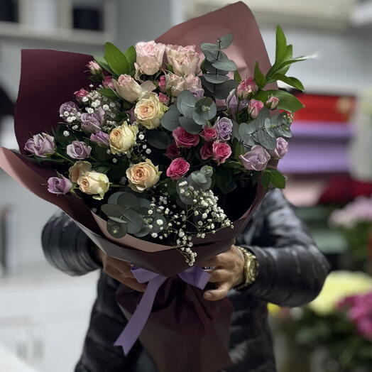 Букет плетистых роз разных цветов