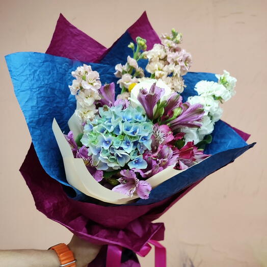 Mavi mor ortanca buketi