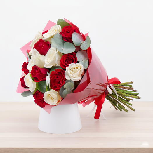 Kırmızı beyaz gul buketi