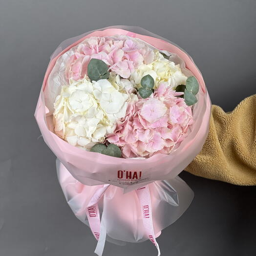 Bouquet with 4 hydrangeas