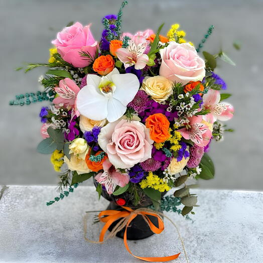 Beyaz Orkide ve Mevsim Çiçekleri