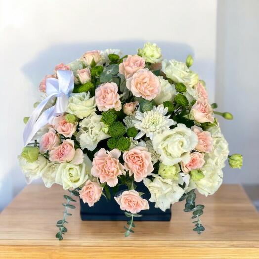 Beyaz ve Pudra Kutuda Çiçek Aranjmanı