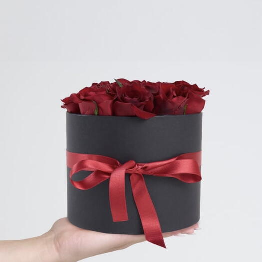 🌹 Siyah Silindir Kutuda 13 Kırmızı Gul
