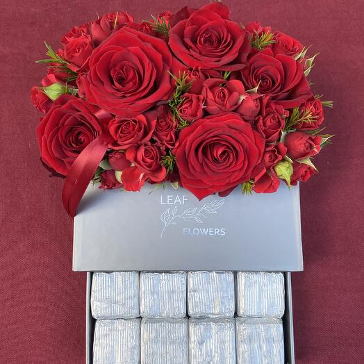 Kırmızı gullu  çikolata kutusu