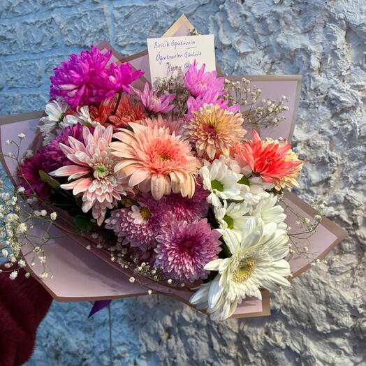 Pembe kağıtta buket