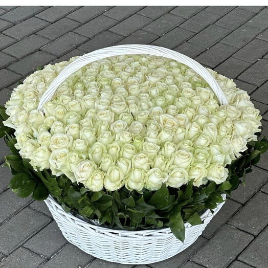 Bir sepet beyaz gul