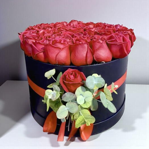 Gizemli Zarafet Siyah Kutuda Kırmızı Gul Aranjmanı