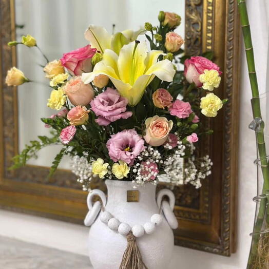 Beyaz Kupte Renkli Bahar Çiçekleri