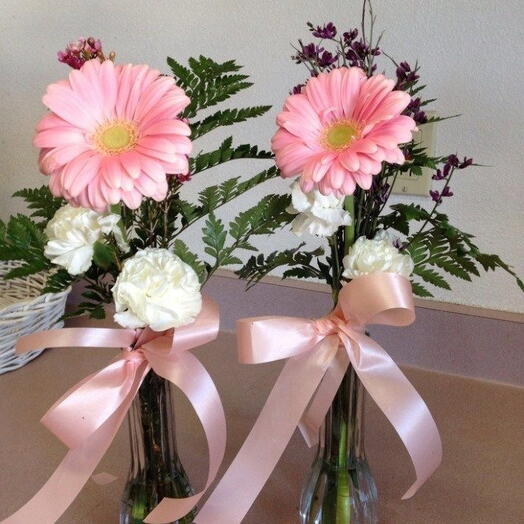 Kristal vazo da Gerbera ve karanfil