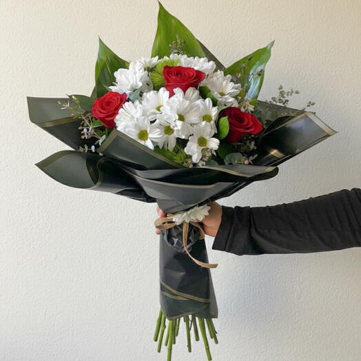 Beyaz papatya kırmızı gul buketi