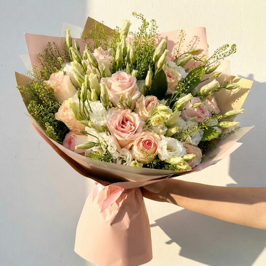 Zarif Duş: Pembe Guller ve Beyaz Lisianthus Buket