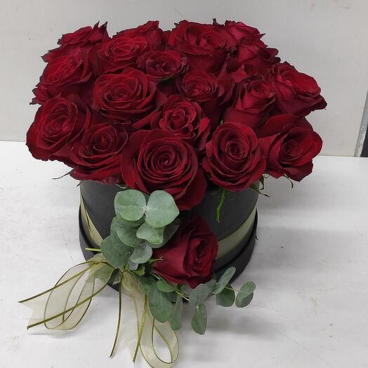 Kutuda çiçekler 20 kırmızı premium gul