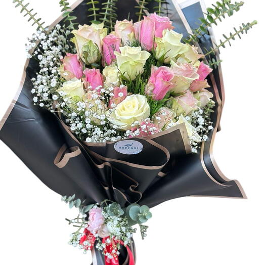 Стильный дизайнерский букет из розовых и белых роз